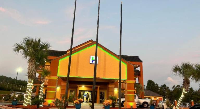 Home Town Inn & Suites in Crestview, FL