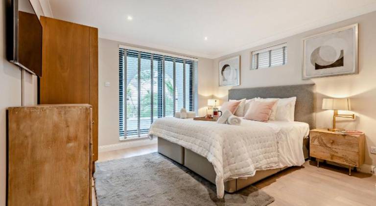 High Tides Elegant & Modern 4-Bedroom Villa in Sandbanks — photo 2