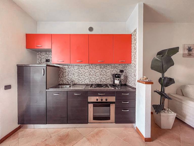 Apartment with grill & garden | Garden view — photo 4