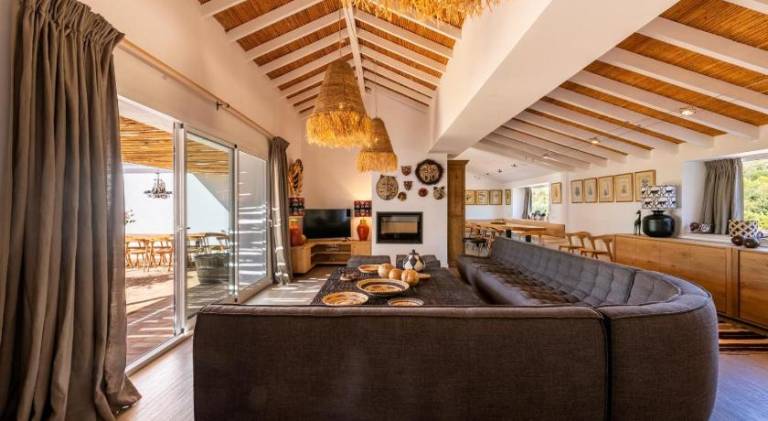 Villa with pool — photo 4