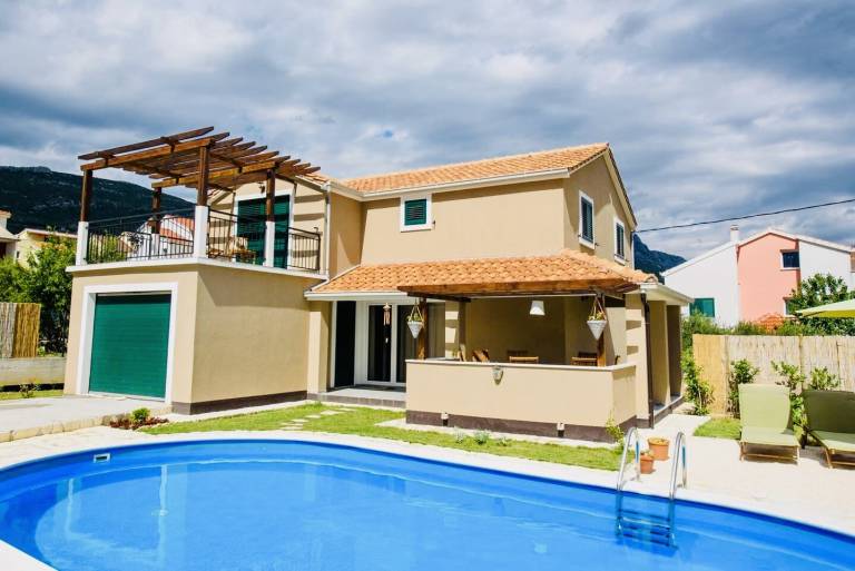 Holiday home near Split with private pool & garden