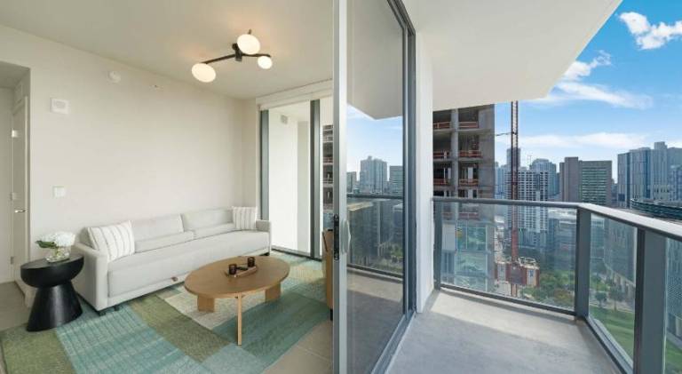 House with pool & sauna | Close to Bayside Marketplace — photo 4