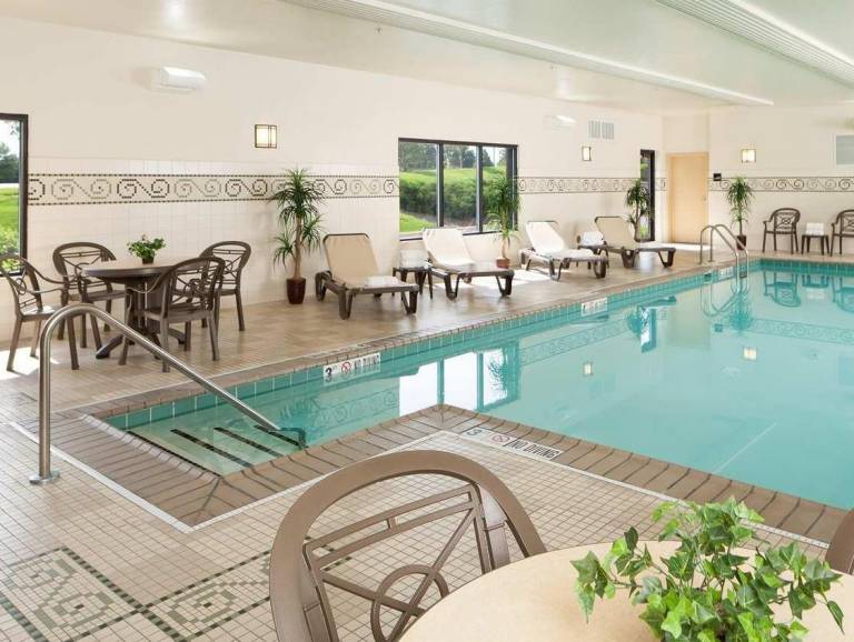 Hampton Inn & Suites Chicago/St. Charles — photo 3