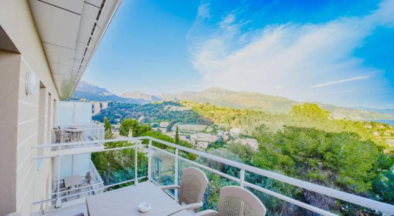 Apartment with pool, terrace & hot tub — photo 4