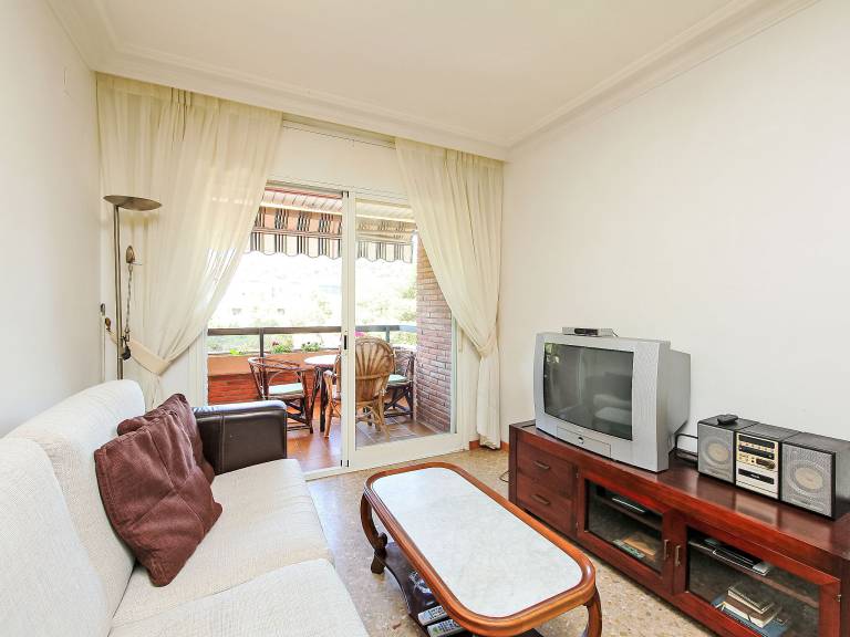 Holiday apartment with terrace, garden & pool — photo 3