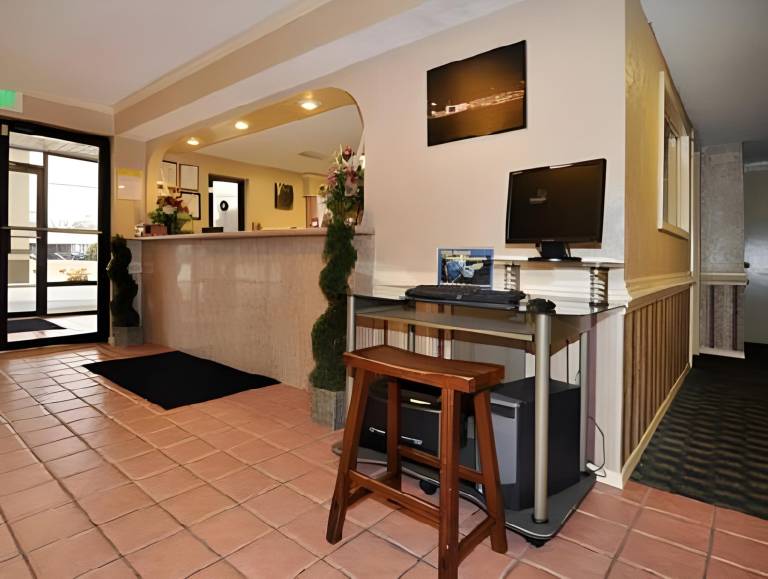 Mockingbird Inn & Suites — photo 4