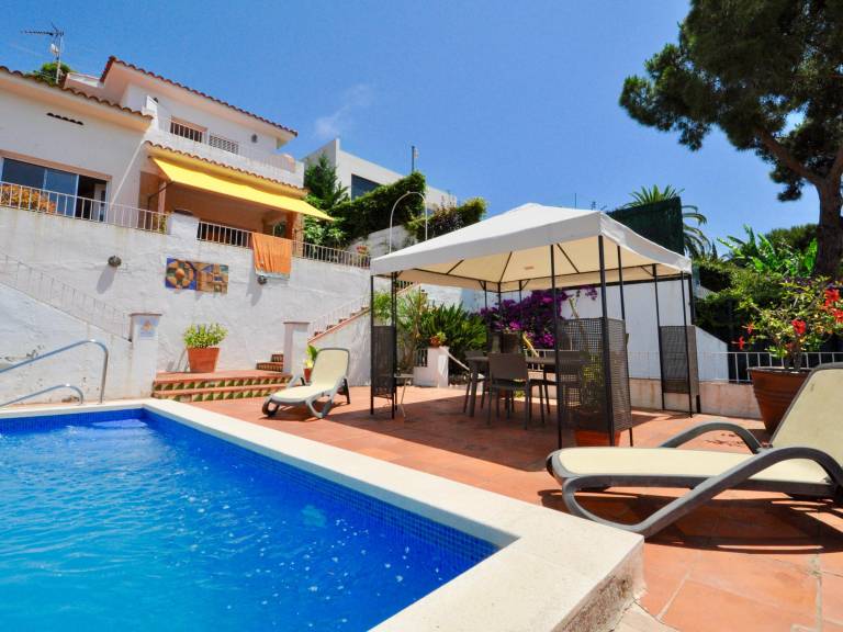 House with barbecue, private pool & garden — photo 2