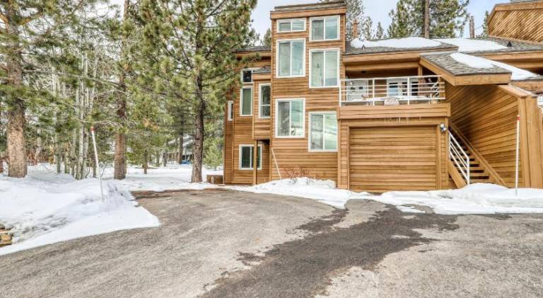 Vacation home with hot tub & pool in Truckee, CA