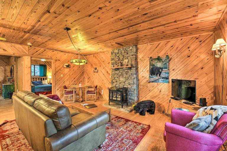 Deck & Private Hot Tub! Maggie Valley Mtn Cabin — photo 4