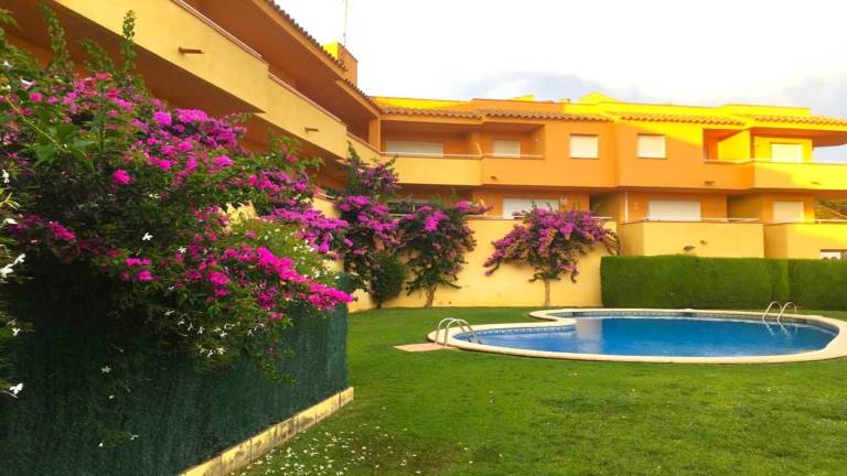 Fully equipped lovely holiday apartment with garden, pool & patio | Mountain view | Close to the beach | Pet-friendly in L'Escala