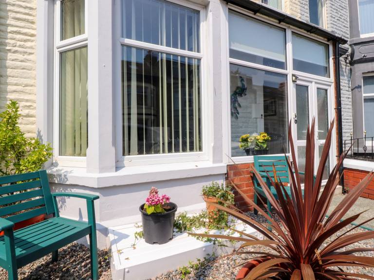 Child-friendly lovely cottage with yard | Beach view | Next to the beach | Pet-friendly in Blackpool