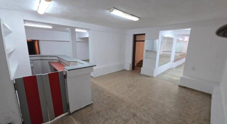 Empty Hall Space with Kitchen Bar & 2 Bathrooms - No Beds, No Bedrooms, No Hot Water, Not Suitable f — photo 2
