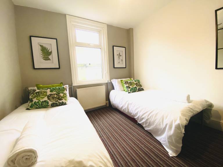 Blackpool - 4 Beds - Sleeps 10 - Pet Friendly — photo 4