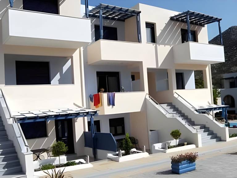 Serviced apartment with yard, terrace & pool in Chios