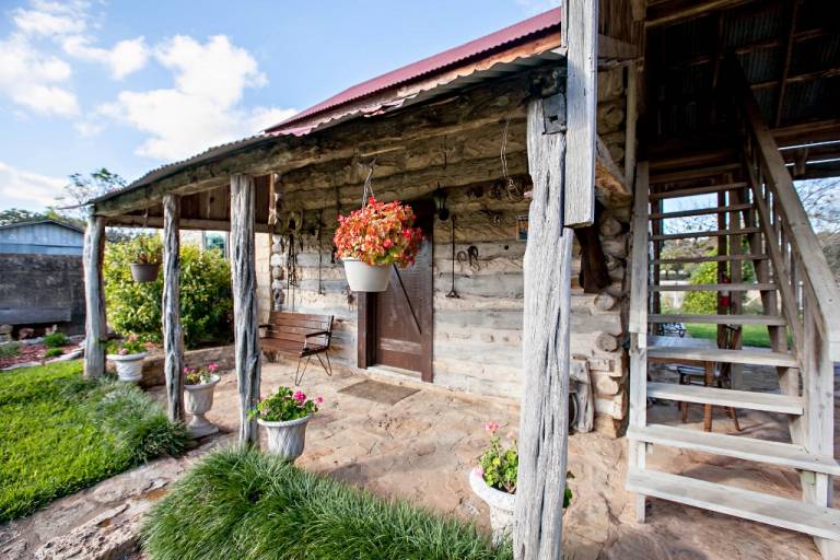 Cabin with yard, barbecue & patio — photo 4