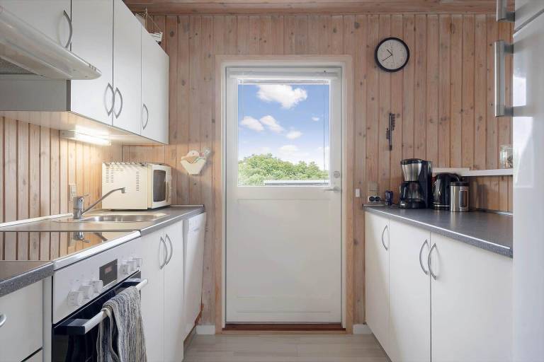 House with sauna, BBQ & patio | Pets are welcome — photo 2