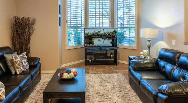 Vacation home with pool — photo 4