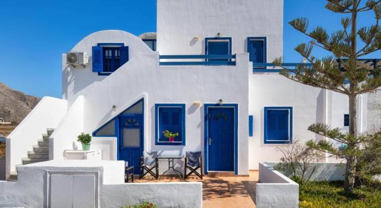 Holiday apartment with patio in Santorini