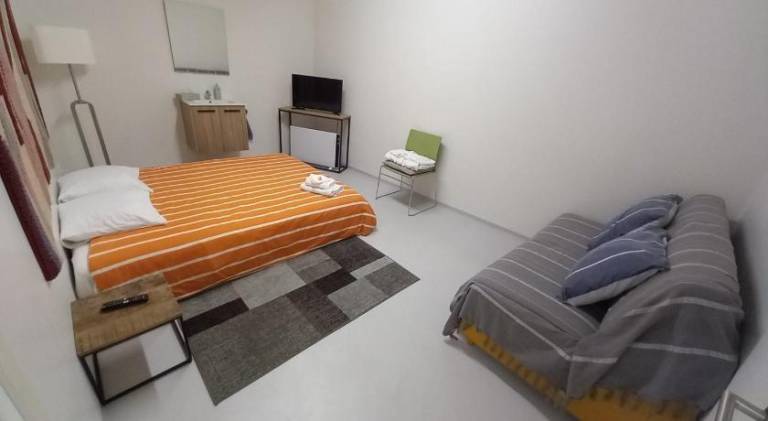 Chez Jean-Claude Chambre 4 personnes Un lit et un divan lit — photo 2