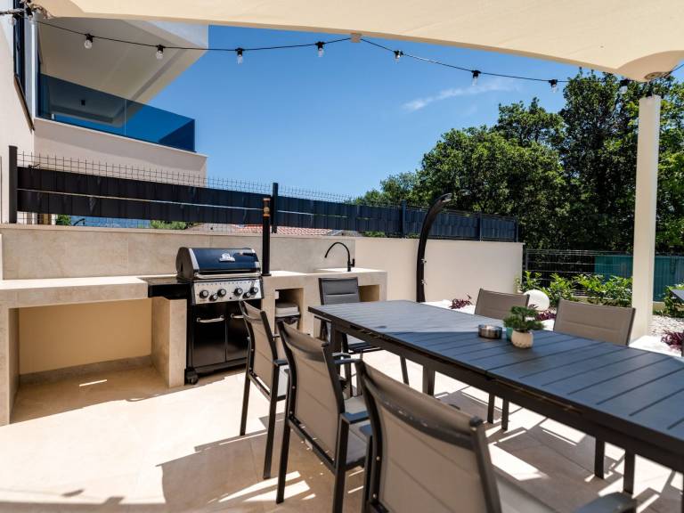 Vacation home with BBQ, yard & private pool — photo 5