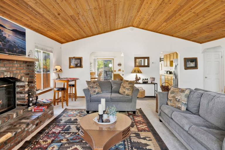 Divine Chateau Big Bear Hot Tub • Deck Views • Basketball Court • Fenced Yard — photo 4