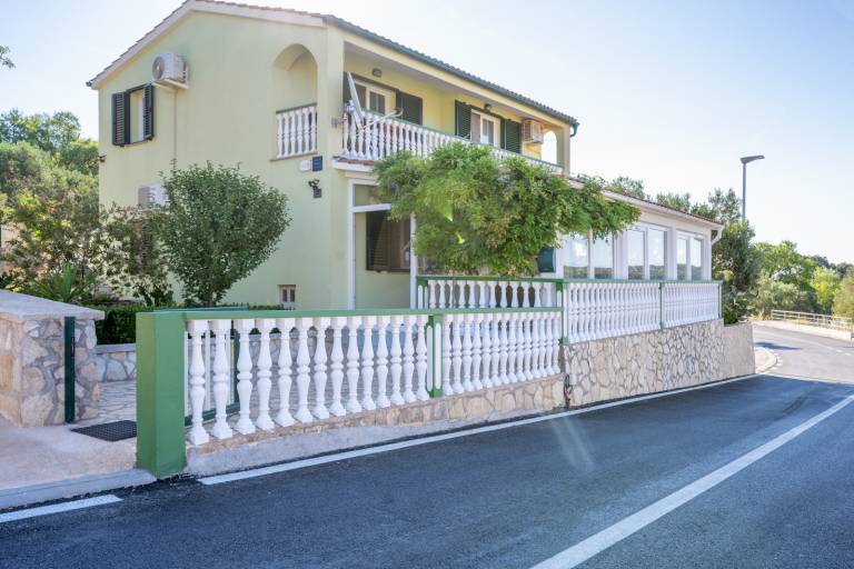 Apartment  Zaglav