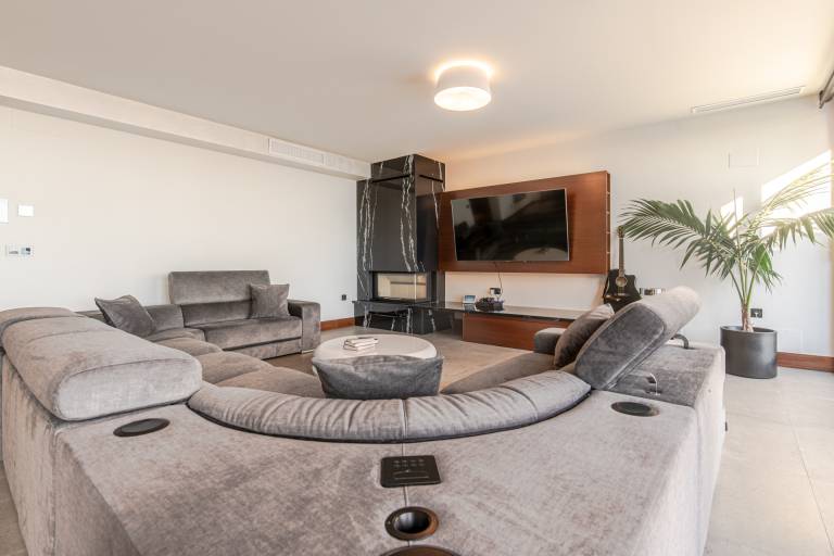 Fully equipped villa with grill, private pool & patio | Water view | Pets allowed — photo 5