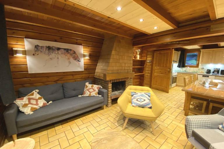 Chalet with patio, yard & barbecue — photo 5