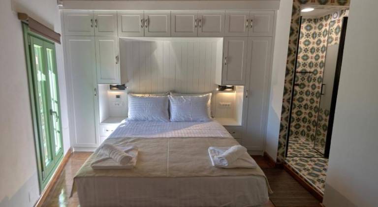 Chalet with patio & jacuzzi | Perfect for remote work — photo 2