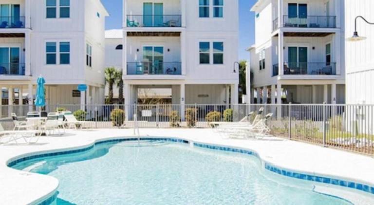 2 Bedroom Dog Friendly Cottage with Bunks, Sleeps 10, Heated Outdoor Pool, Walk to Beach in Gulf Shores, AL
