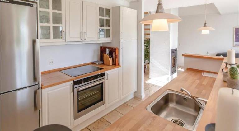 Nice vacation home with hot tub | Pet-friendly — photo 2
