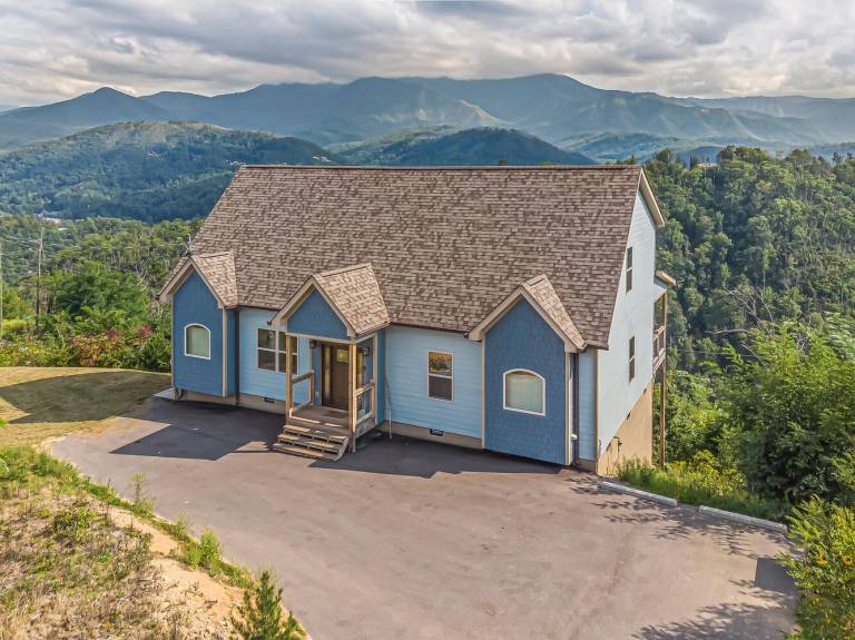 Viewtopia - Luxury Smoky Mountain Cabin in Gatlinburg Views, Hot Tub, Firepit & Game Loft — photo 4