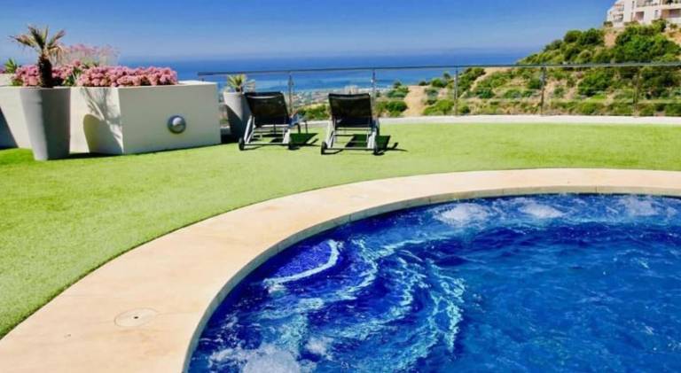 Apartment with pool & hot tub in Marbella