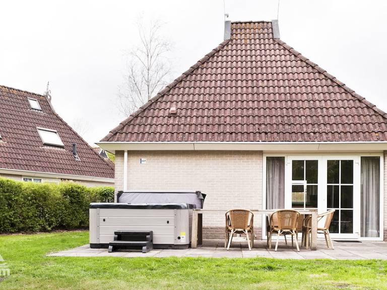 Vakantiehuis Eernewoude met buitenspa