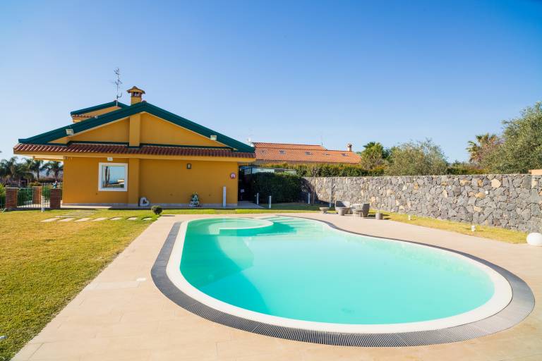 Holiday apartment with jacuzzi, garden & patio | Lake view — photo 3