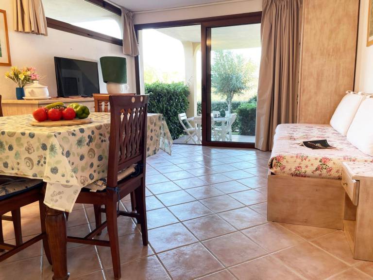 116_ Apartment surrounded by greenery, with parking, swimming pool and direct beach access. in Golfo Aranci
