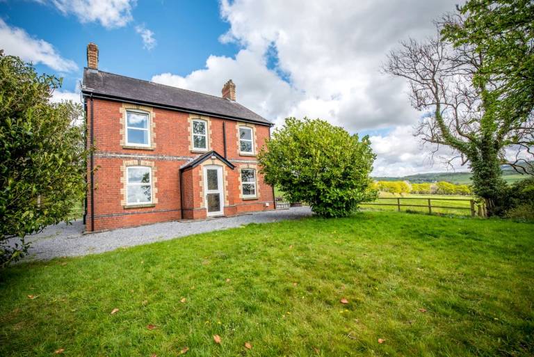 Charming Farmhouse with Hot Tub and Games Room near Llandeilo, Carmarthenshire in Carmarthen