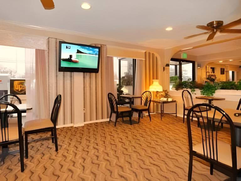 Mockingbird Inn & Suites — photo 3