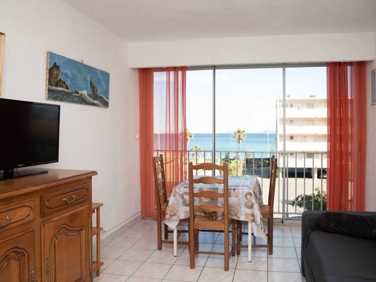 Cozy studio in Lavandou with parking, steps from the beach — photo 3