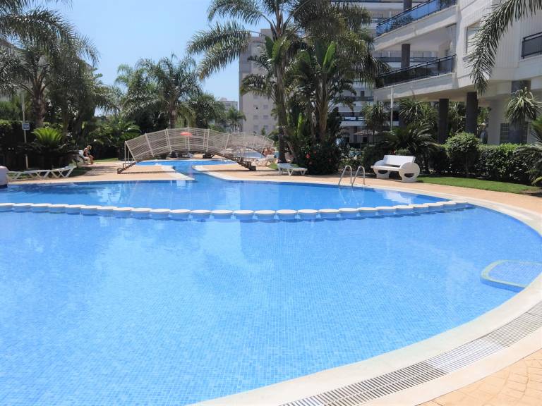 Apartment with terrace, garden & pool in Gandia