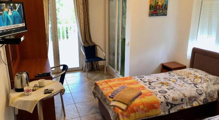 Holiday apartment with garden, terrace & barbeque — photo 2