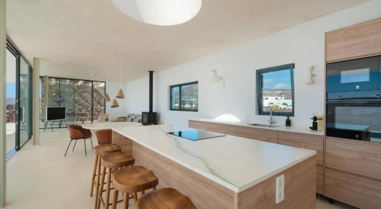 Villa with hot tub, private pool & yard | Good for workation — photo 4