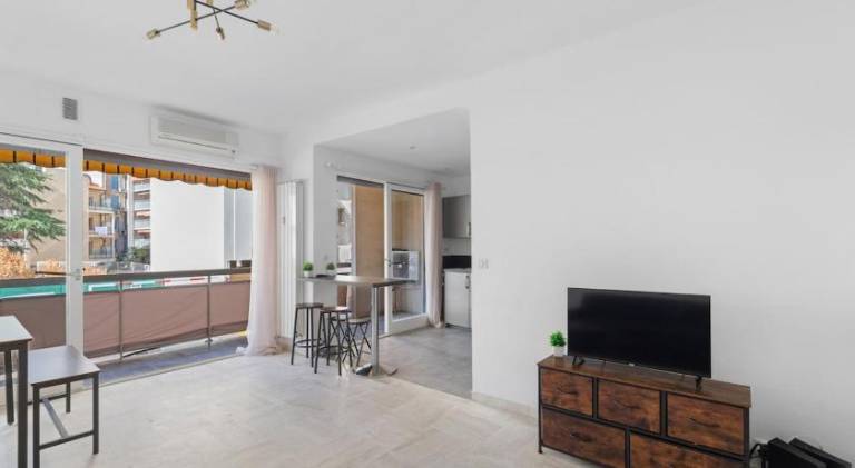 Wonderful rental apartment with terrace | Next to the beach | Dogs allowed in Antibes