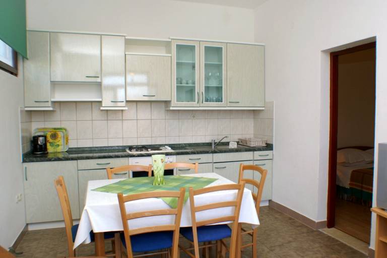 Holiday apartment with patio & grill — photo 4