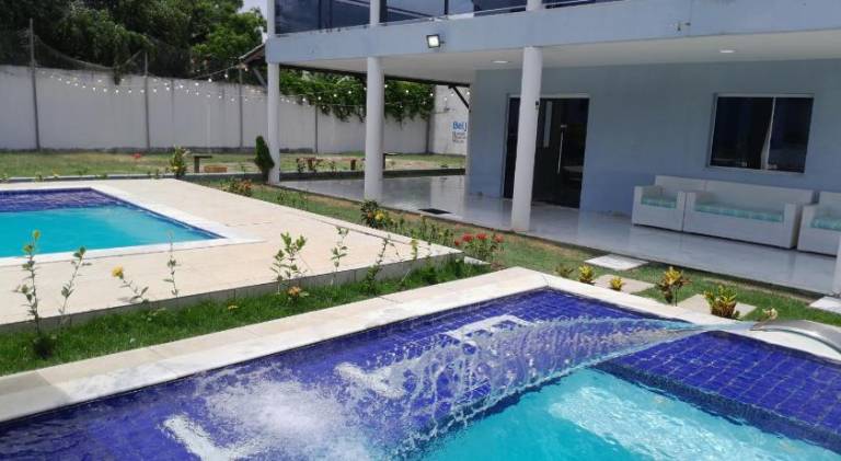 House with pool — photo 4