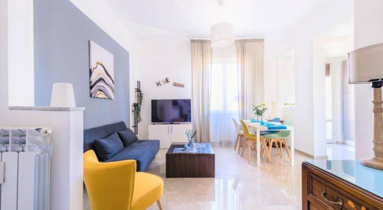 Hostly - ColorHome Pisa Midtown - Unique 3 Rooms with 3 Private Bathrooms in Pisa