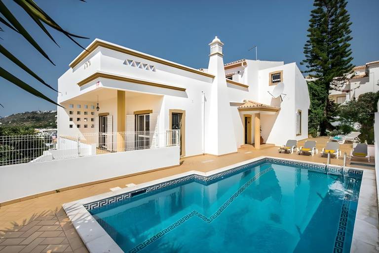 Villa with yard, grill & pool in Albufeira