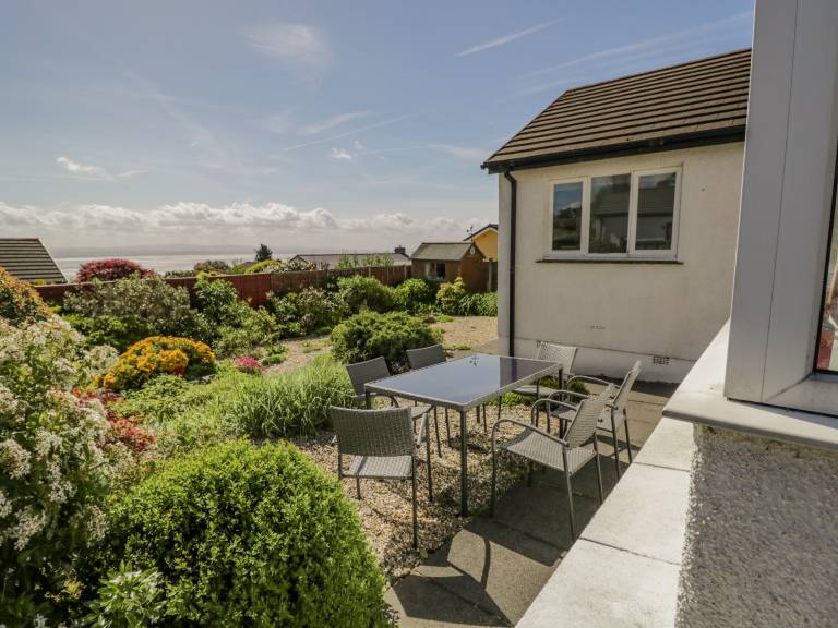 Cottage with garden — photo 3