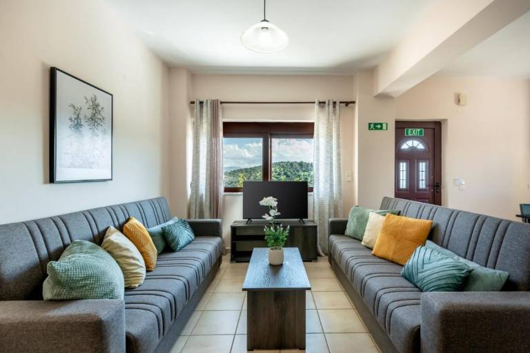 Apartment with garden & terrace | Mountain view — photo 3