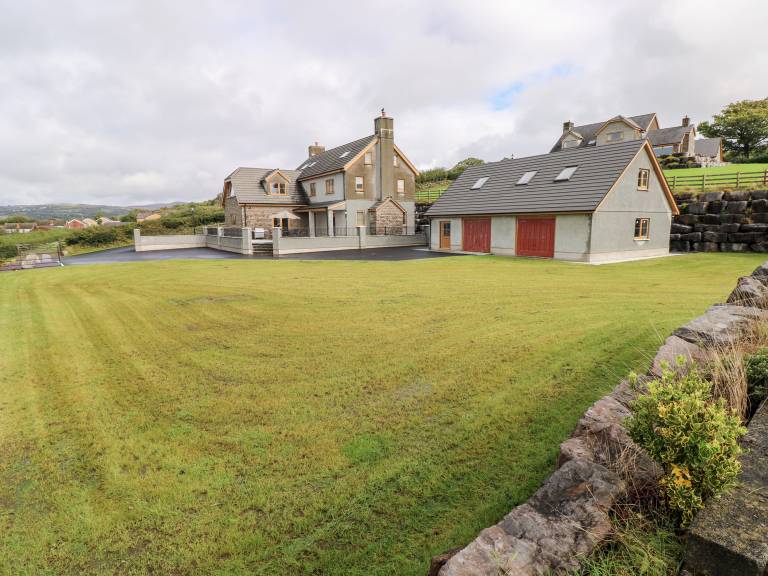Cottage with garden — photo 4